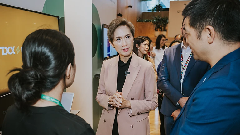 Josephine Teo, Minister for Communications and Information, engages with representatives from TDCX and their gen AI-powered TDCX FastTrack solution at the Google Cloud ExploreAI summit.