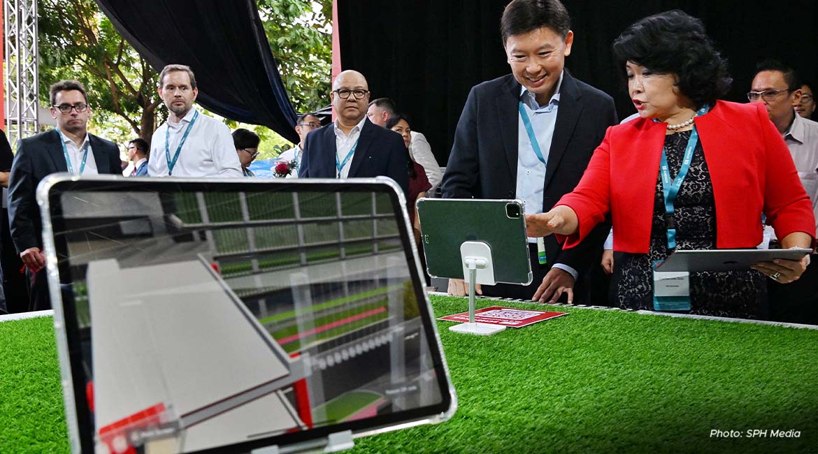 Catherine Soo (far right), cluster CEO for Singapore and Malaysia at DB Schenker, and Chee Hong Tat (second from right), Acting Minister for Transport and Senior Minister of State for Finance, looking at the augmented reality model of the RedLion2 logistics hub during the groundbreaking ceremony. The facility is set to be completed by H1 2025.