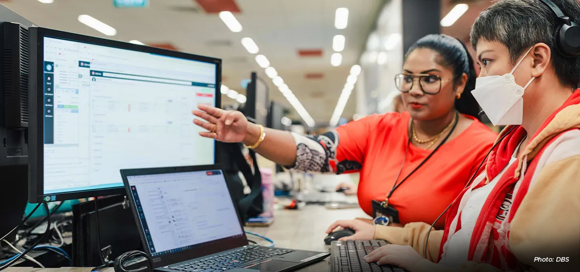 A women is showing a lady how does the AI and machine learning works