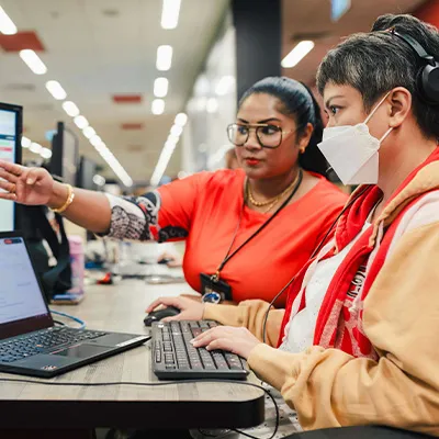 A women is showing a lady how does the AI and machine learning works