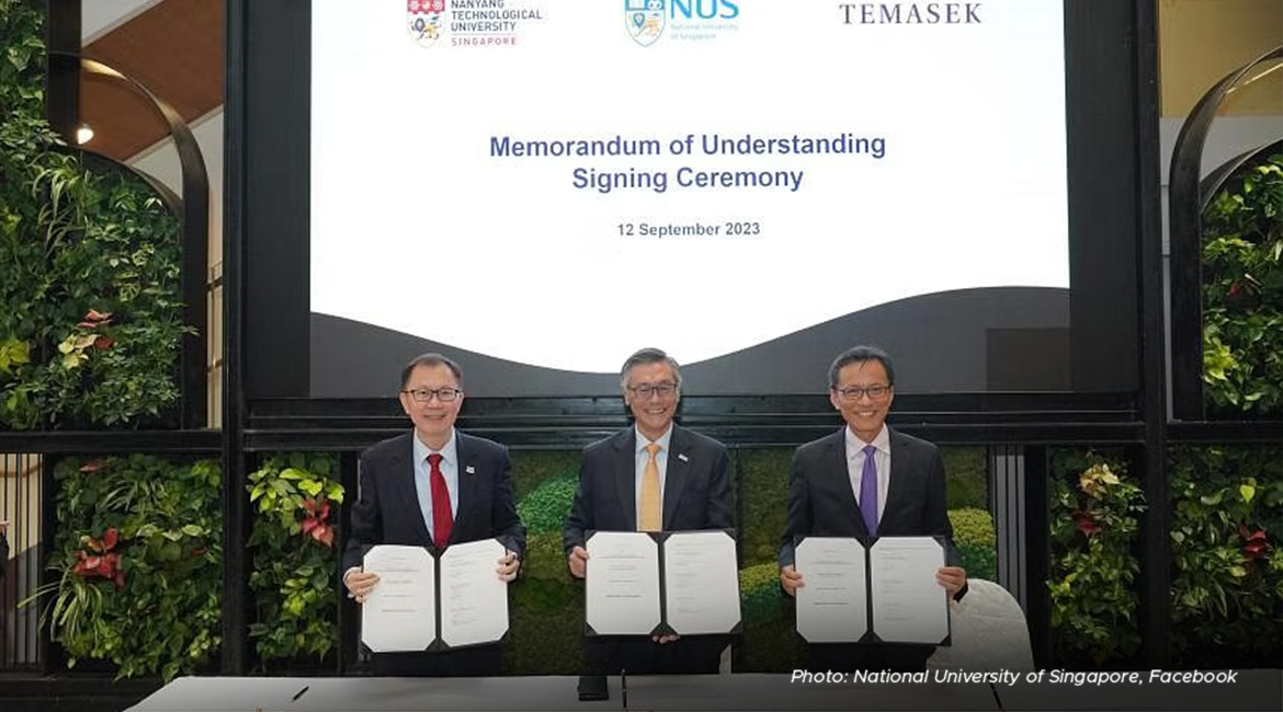 (From left) NTU president Ho Teck Hua, NUS president Tan Eng Chye, and Temasek’s head of emerging technologies and joint head of the enterprise development group Russell Tham signing a memorandum of understanding on Tuesday (12 Sep 2023). 