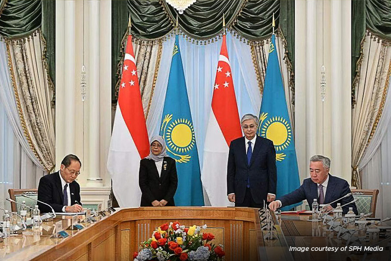 Singapore President Halimah Yacob (centre, left) and Kazakhstan counterpart Kassym-Jomart Tokayev (centre, right) at the signing of an agreement between Second Minister for Trade and Industry Tan See Leng (left) and Kazakhstan DPM Serik Zhumamgarin. Image courtesy of SPH Media