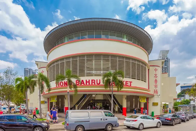 Tiong Bahru market is frequented by many expats and features a good variety of Western fresh produce (such as Australian beef and New Zealand kiwifruit) at a fraction of the cost at supermarkets.