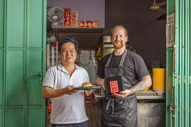 新加坡Loo’s Hainanese Curry Chicken Rice餐厅的老板卢先生与GOOD Meat的工作人员一同展示了用人造肉烹制出的鸡肉咖喱饭（图片来源：GOOD Meat） 